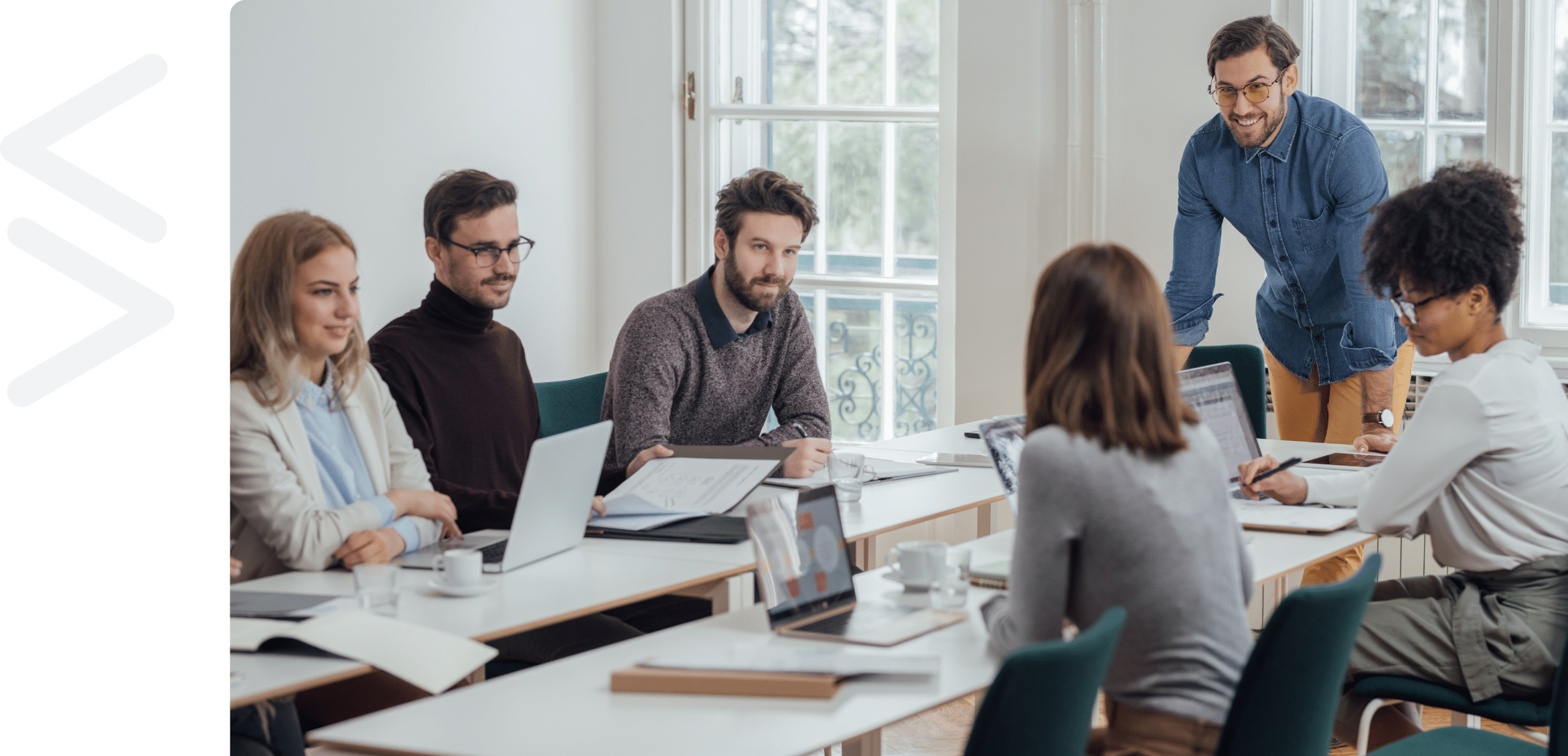 Deux personnes se tapant dans la main en riant, illustrant les valeurs de confiance, d’engagement et de collaboration chez Acte International.